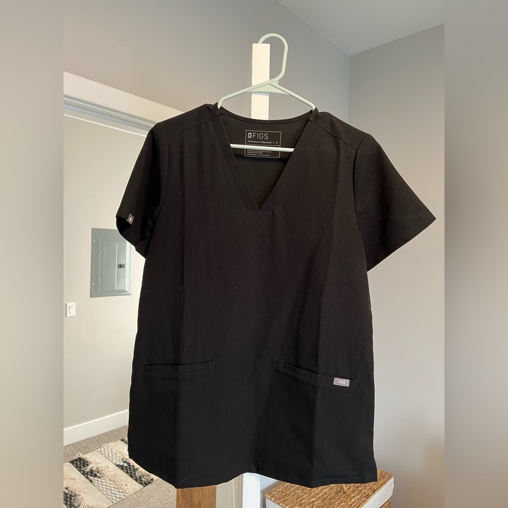 Women’s FIGS Casma 3 pocket scrub top in black. Size small gently worn